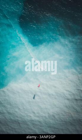 Veduta aerea di una persona che fa kitesurf in mare aperto. Foto Stock