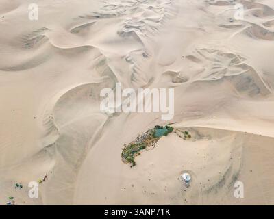 Vista panoramica aerea dell'oasi desertica di Huacachina e delle dune di sabbia, Perù. Foto Stock