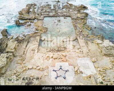 TEL-AVIV, ISRAELE - 1 febbraio 2017: Veduta aerea di persone che disegnano una stella con i loro corpi sulle rovine di Caesarea a Tel-Aviv, Israele. Foto Stock