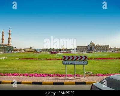SHARJAH, EMIRATI ARABI UNITI. Palazzo della Cultura e monumento al Corano. La piazza centrale o piazza del Corano. Foto Stock