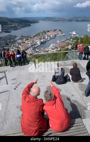 Coppia più vecchia che punta verso la vista. Bergen vista dal Monte Floyen nella contea di Vestland sulla costa occidentale della Norvegia. Foto Stock