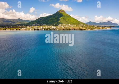 Vista aerea dell'Oceano Indiano e delle colline di Tamarin, Riviere Noire, Mauritius Foto Stock