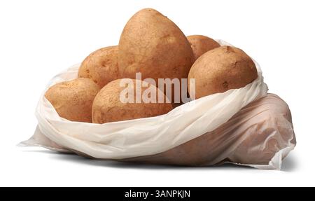 patate crude in sacchetto di plastica sfondo bianco isolato, verdure tuberose amidacee in vista ravvicinata Foto Stock