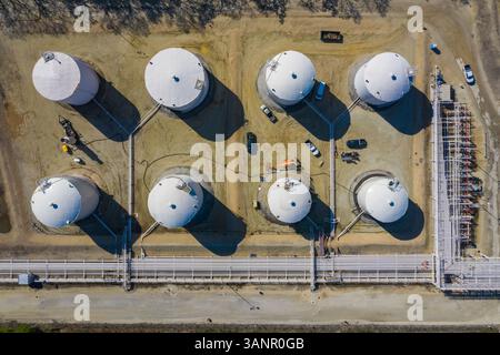 Veduta aerea di un impianto di lavorazione e di stoccaggio di prodotti chimici in vetro alla luce del mattino presto a Lemont, Illinois, USA. Foto Stock