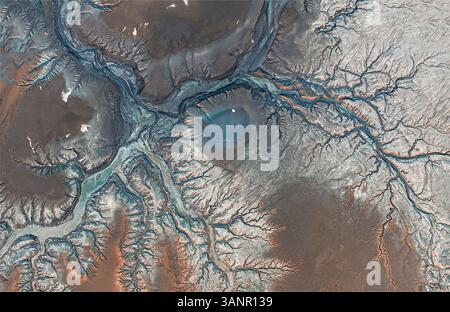 Vista aerea dei fiumi intrecciati con un bellissimo paesaggio e acque cristalline, Kirkjubaejarklaustur, Islanda. Foto Stock
