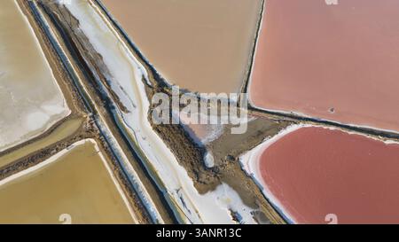 Vista aerea di laghetti di sale geometrici con splendidi motivi e texture, Salin de Giraud, Francia. Foto Stock