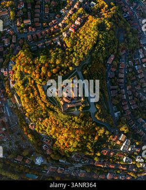 Vista aerea del castello di Cetatuia de pe Straja su una collina in autunno, Brasov, Romania. Foto Stock