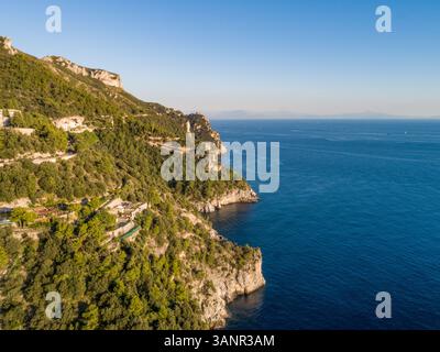 Vista aerea della Costiera Amalfitana con scogliere, Italia. Foto Stock