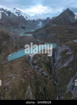 Vista aerea del lago Margaritze, circondato dalle Alpi austriache, Heiligenblut, Carinzia, Austria. Foto Stock