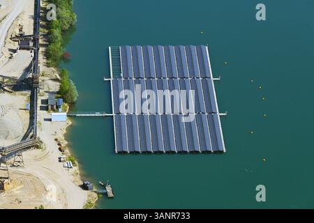 Vista aerea dei pannelli solari galleggianti su un lago tranquillo, Weeze, Nordrhein-Westfalen, Germania. Foto Stock