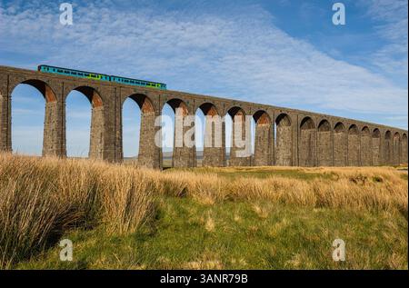 Un treno Sprinter diretto a Carlisle che attraversa il viadotto Ribblehead classificato di grado II sopra Batty Moss nel North Yorkshire Foto Stock