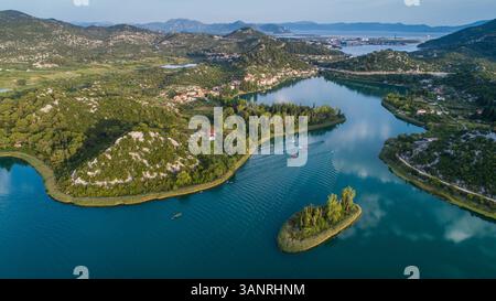 Vista aerea delle barche durante la tradizionale corsa in barca sui laghi Bacina vicino alla città di Ploce in Dalmazia, Croazia. Foto Stock