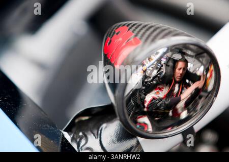 15 aprile 2011 - Talladega, Alabama, Stati Uniti - GREG BIFFLE (16) si prepara a scendere in pista per la sessione di prove di Aaron 499 presentata dalla Food City Race al Talladega Superspeedway. (Immagine di credito: © Crystal A Macleod/Cal Sport Media/ZUMAPRESS.com) Foto Stock