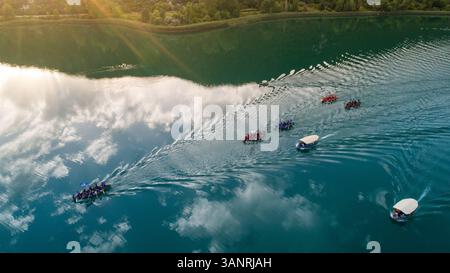 Vista aerea delle barche durante la tradizionale corsa in barca sui laghi Bacina vicino alla città di Ploce in Dalmazia, Croazia. Foto Stock