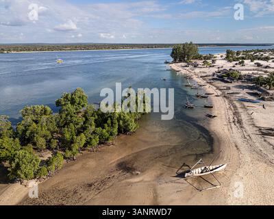 Veduta aerea del villaggio di pescatori temporaneo con canoe e barche a spalla sulla spiaggia di Mahajanga, Madagascar. Foto Stock