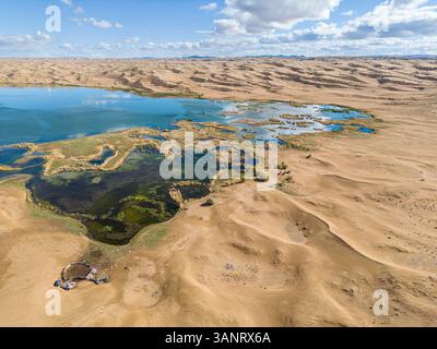 Vista aerea del lago Bayan, Santmargats, Zavkhan, Mongolia. Foto Stock
