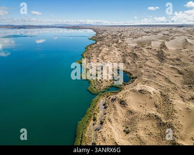Vista aerea del lago Bayan, Santmargats, Zavkhan, Mongolia. Foto Stock