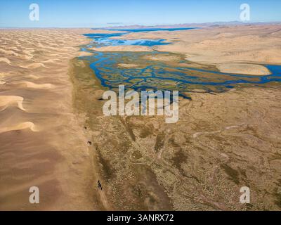 Vista aerea delle dune di sabbia del lago Bayan, Santmargats, Zavkhan, Mongolia. Foto Stock