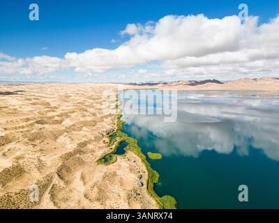 Vista aerea del lago Bayan, Santmargats, Zavkhan, Mongolia. Foto Stock
