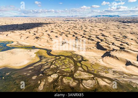 Vista aerea del lago Bayan, campeggio, dune di sabbia, Santmargats, Zavkhan, Mongolia. Foto Stock
