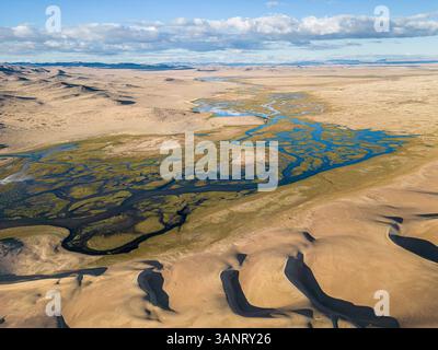 Vista aerea delle dune di sabbia del lago Bayan, Santmargats, Zavkhan, Mongolia. Foto Stock