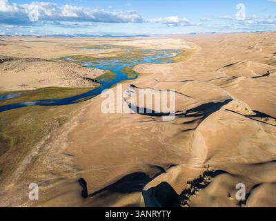 Vista aerea delle dune di sabbia del lago Bayan, Santmargats, Zavkhan, Mongolia. Foto Stock