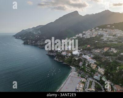 Vista aerea del pittoresco villaggio sulla scogliera che si affaccia sul mar mediterraneo, Vietri sul Mare, Campania, Italia. Foto Stock
