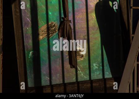 Le autorità indagano sulla scoperta di resti umani sotto un edificio abbandonato vicino al ponte internazionale a Ciudad Juárez, Messico. I team di forensi hanno lavorato per diverse ore per recuperare almeno due corpi parzialmente decomposti dal sito. Foto Stock