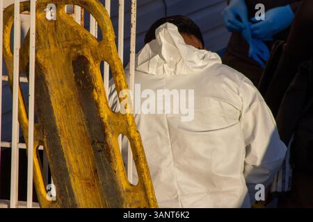 Le autorità indagano sulla scoperta di resti umani sotto un edificio abbandonato vicino al ponte internazionale a Ciudad Juárez, Messico. I team di forensi hanno lavorato per diverse ore per recuperare almeno due corpi parzialmente decomposti dal sito. Foto Stock