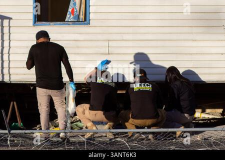 Le autorità indagano sulla scoperta di resti umani sotto un edificio abbandonato vicino al ponte internazionale a Ciudad Juárez, Messico. I team di forensi hanno lavorato per diverse ore per recuperare almeno due corpi parzialmente decomposti dal sito. Foto Stock