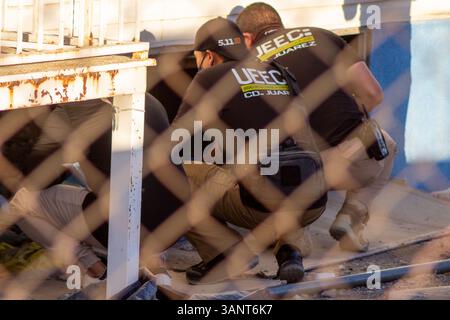 Le autorità indagano sulla scoperta di resti umani sotto un edificio abbandonato vicino al ponte internazionale a Ciudad Juárez, Messico. I team di forensi hanno lavorato per diverse ore per recuperare almeno due corpi parzialmente decomposti dal sito. Foto Stock
