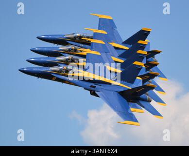 I Blue Angels della Marina degli Stati Uniti sono un fantastico team di esibizioni acrobatiche questa formazione di QUATTRO caccia a reazione assomiglia a UN SOLO aereo! Foto Stock