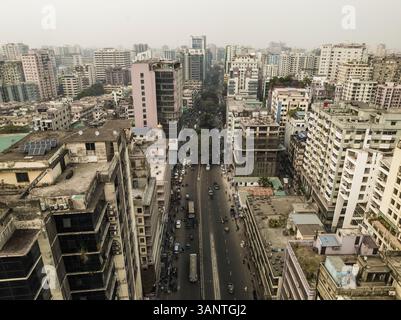 Vista aerea del vivace paesaggio urbano con alti edifici e strade trafficate, Shahbag, Dacca, Bangladesh. Foto Stock