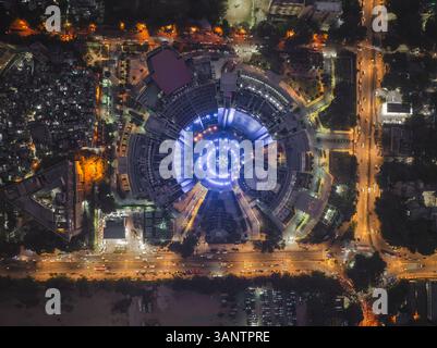 Vista aerea del vivace paesaggio urbano con edifici illuminati e vivace vita notturna, Ajmeri Gate, nuova Delhi, India. Foto Stock