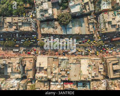 Vista aerea della vivace Paharganj con edifici colorati e traffico intenso, nuova Delhi, India. Foto Stock