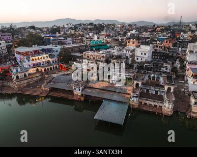 Vista aerea del lago Pushkar con ghat ed edifici colorati, Pushkar, India. Foto Stock