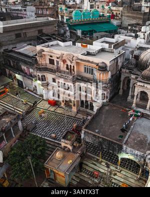 Vista aerea dei tetti e delle strade vivaci e vivaci della città storica di Pushkar, Rajasthan, India. Foto Stock