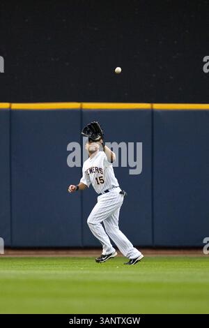 12 agosto 2011 - Milwaukee, WISCONSIN. Miller Park..Milwaukee Brewers Jerry Hairston Jr. #15 fa la presa in campo centrale per un out..Milwaukee Brewers ha vinto contro i Pittsburgh Pirates 7-2..Mike McGinnis / CSM(Credit Image: © Mike McGinnis/Cal Sport Media/ZUMAPRESS.com) Foto Stock