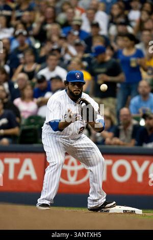 12 agosto 2011 - Milwaukee, WISCONSIN. Miller Park..Milwaukee Brewers Prince Fielder #28 fa il tifo alla prima base per un out..i Milwaukee Brewers hanno vinto i Pittsburgh Pirates 7-2..Mike McGinnis / CSM(Credit Image: © Mike McGinnis/Cal Sport Media/ZUMAPRESS.com) Foto Stock