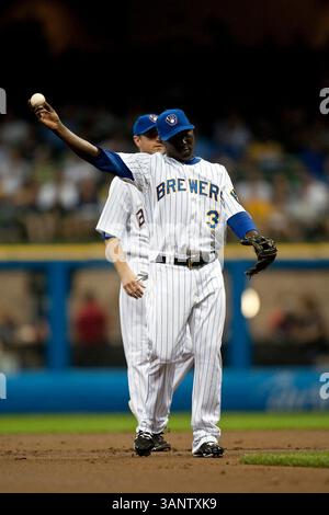12 agosto 2011 - Milwaukee, WISCONSIN. Miller Park..Milwaukee Brewers Yuniesky Betancourt #3 lancia intorno alla base prima dell'inizio dell'inning..Milwaukee Brewers ha vinto contro i Pittsburgh Pirates 7-2..Mike McGinnis / CSM(Credit Image: © Mike McGinnis/Cal Sport Media/ZUMAPRESS.com) Foto Stock
