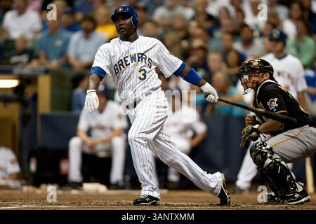 12 agosto 2011 - Milwaukee, WISCONSIN. Miller Park..Milwaukee Brewers Yuniesky Betancourt #3 si mette in contatto con il piatto, Betancourt ha avuto un colpo contro i Pirates stasera..Milwaukee Brewers ha vinto contro i Pittsburgh Pirates 7-2..Mike McGinnis / CSM(Credit Image: © Mike McGinnis/Cal Sport Media/ZUMAPRESS.com) Foto Stock
