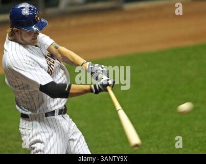12 agosto 2011 - Milwaukee, WISCONSIN, USA - Corey Hart dei Milwaukee Brewers si collega a una base battuta contro i Pittsburgh Pirates al Miller Park di Milwaukee, Wisconsin, venerdì 12 agosto 2011. (Immagine di credito: © Jeff Sainlar/Milwaukee Journal Sentinel/MCT/ZUMAPRESS.com) Foto Stock