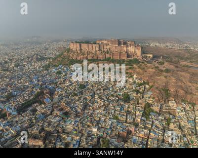 Vista aerea del vivace paesaggio urbano con lo storico forte di Mehrangarh e Gulab Sagar, Jodhpur, India. Foto Stock