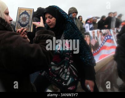 22 aprile 2011 - Michigan, mi, Stati Uniti - Lina Tawil, cqaj di Dearborn tiene il Santo Corano mentre protesta contro il Rev. Terry Jones fuori dal Centro Islamico d'America a Dearborn, Mich., venerdì 22 aprile 2011. ANDRE J. JACKSON/Detroit Free Press. (Immagine di credito: © Detroit Free Press/ZUMAPRESS.com) Foto Stock