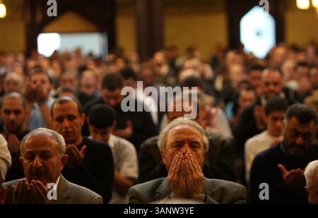 22 aprile 2011 - Michigan, Michigan, Michigan, Stati Uniti - i musulmani pregano durante il servizio di preghiera tenuto presso l'Islamic Center of America a Dearborn, Mich., venerdì 22 aprile 2011. ANDRE J. JACKSON/Detroit Free Press. (Immagine di credito: © Detroit Free Press/ZUMAPRESS.com) Foto Stock