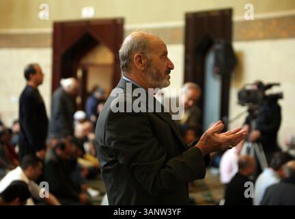 22 aprile 2011 - Michigan, mi, Stati Uniti - Ahmed Ankouny, cqaj di Dearborn prega se stesso prima dell'inizio del servizio di preghiera pomeridiano tenuto presso il Centro Islamico d'America a Dearborn, Mich., venerdì 22 aprile 2011. ANDRE J. JACKSON/Detroit Free Press. (Immagine di credito: © Detroit Free Press/ZUMAPRESS.com) Foto Stock