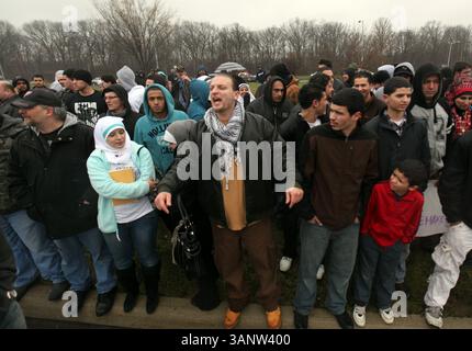 22 aprile 2011 - Michigan, Michigan, Michigan, Stati Uniti - i musulmani si riuniscono fuori dal Centro Islamico d'America protestando contro il Rev. Terry Jones a Dearborn, Mich., venerdì 22 aprile 2011. ANDRE J. JACKSON/Detroit Free Press. (Immagine di credito: © Detroit Free Press/ZUMAPRESS.com) Foto Stock