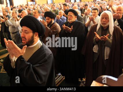 22 aprile 2011 - Michigan, mi, Stati Uniti - Imam Hassan Qazwini, del Centro Islamico d'America conduce in una parola di preghiera durante un servizio di preghiera pomeridiano tenuto presso il Centro Islamico d'America a Dearborn, Mich., venerdì 22 aprile 2011. ANDRE J. JACKSON/Detroit Free Press. (Immagine di credito: © Detroit Free Press/ZUMAPRESS.com) Foto Stock