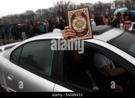 22 aprile 2011 - Michigan, Michigan, Michigan, Stati Uniti - Un sostenitore guida tenendo un holey Corano fuori dal Centro Islamico d'America a Dearborn, Mich., venerdì 22 aprile 2011. ANDRE J. JACKSON/Detroit Free Press. (Immagine di credito: © Detroit Free Press/ZUMAPRESS.com) Foto Stock