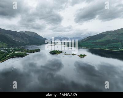Vista aerea del tranquillo lago Leven circondato da maestose montagne sotto un cielo nuvoloso, Ballachulish, Scozia. Foto Stock